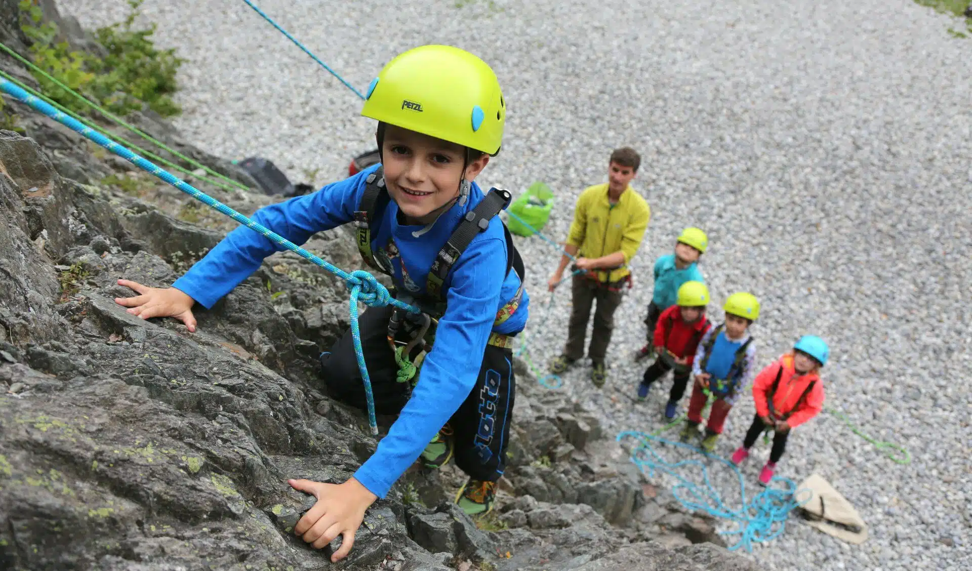 L'escalade, une activité ludique et éducative en colonie de vacances